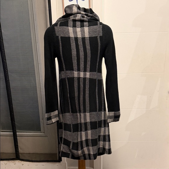 Venus Black and Gray Plaid Long Cardigan - Picture 4 of 10